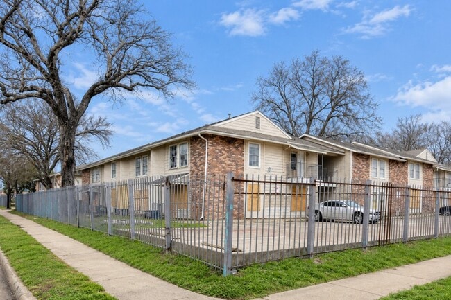 Building Photo - Cedar Gardens