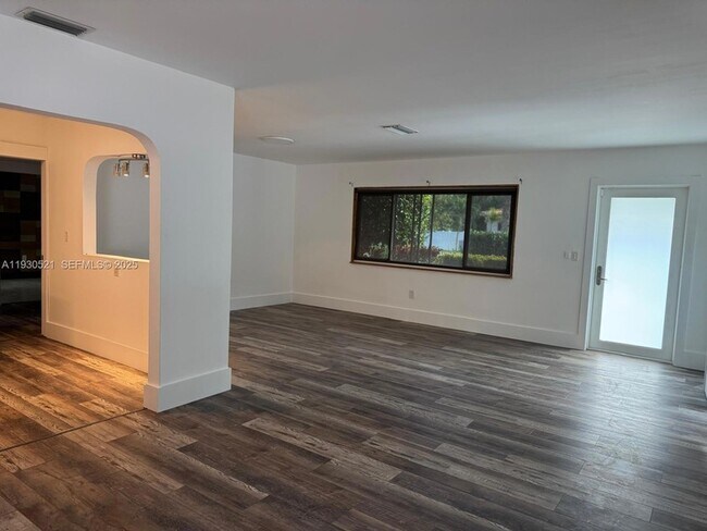 Photo - 985 NE 115th St