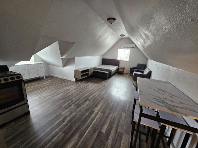Building Photo - 110 S King St Rental