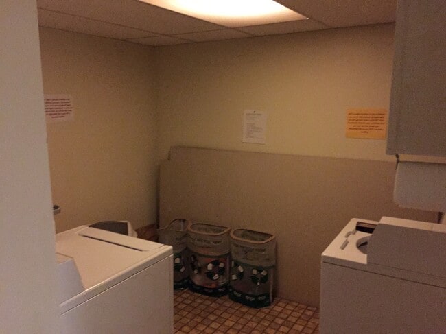 Common Laundry area - 432 Kit Blvd Unit 4