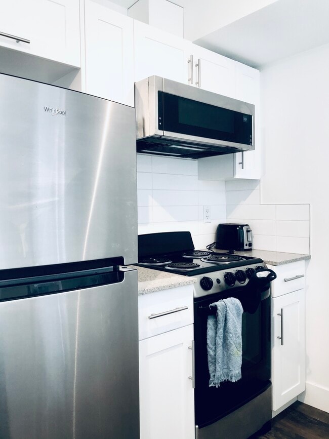 Building Photo - 2 Bedroom 1 Bath in Kies Place Unit 302