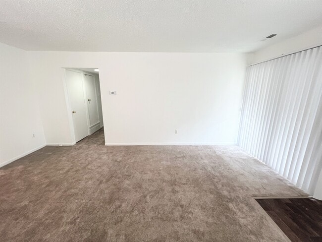 3BD, 1BA - Living Room - Kimberly Club Apartments