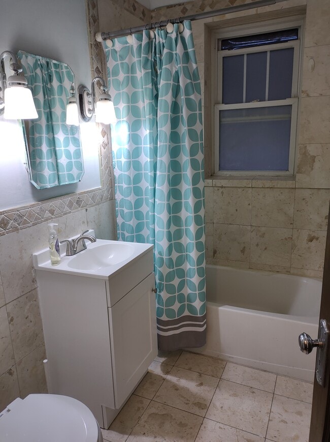 Bathroom - 539 W Addison St Unit 1S