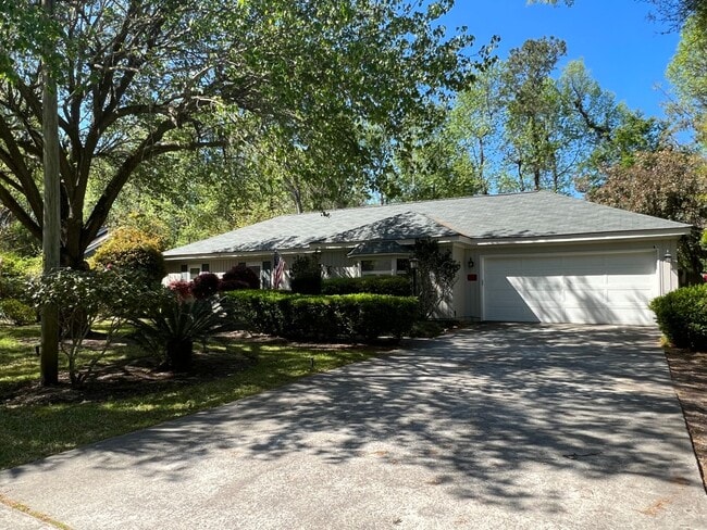 Building Photo - Updated Old Woodlands Plantation Home with Fenced Yard