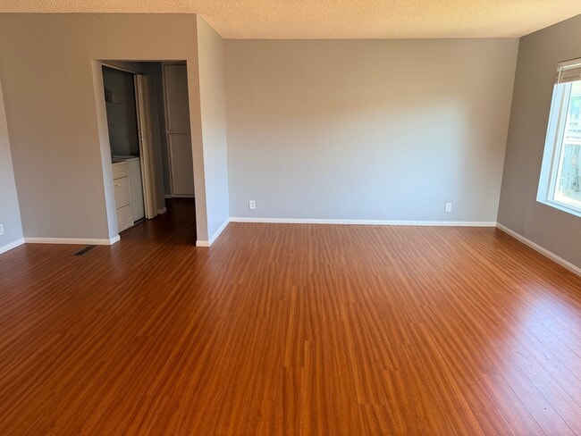 Photo - 433 Autumn Dr