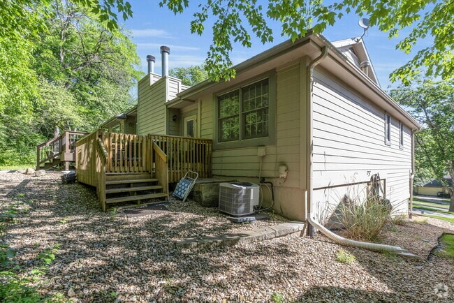 Building Photo - 1409 Lawrence Ave Rental