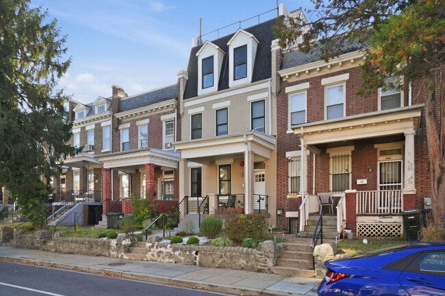 Photo - 3222 Warder St NW Unidad 5