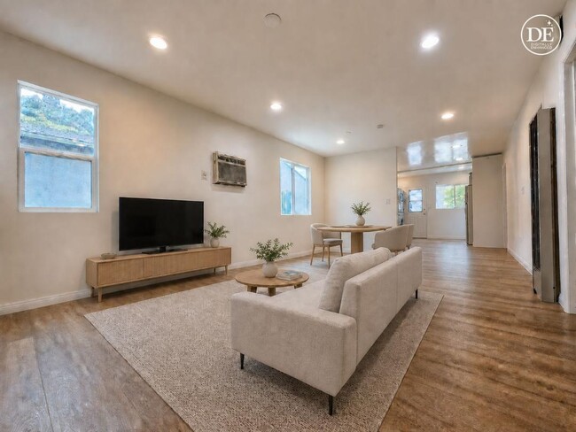 Photo - 2245 Meadowvale Ave