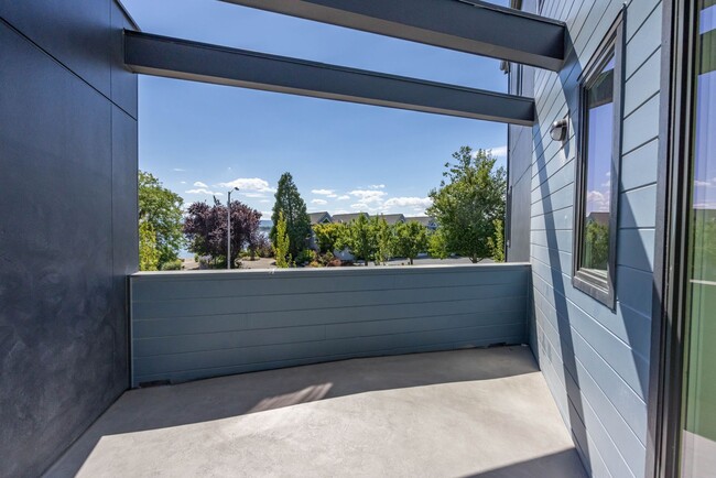 Photo - FREE MONTH! - Riverside Townhomes - Waterf...