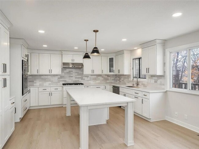 Photo - 7783 Kingsview Ln N