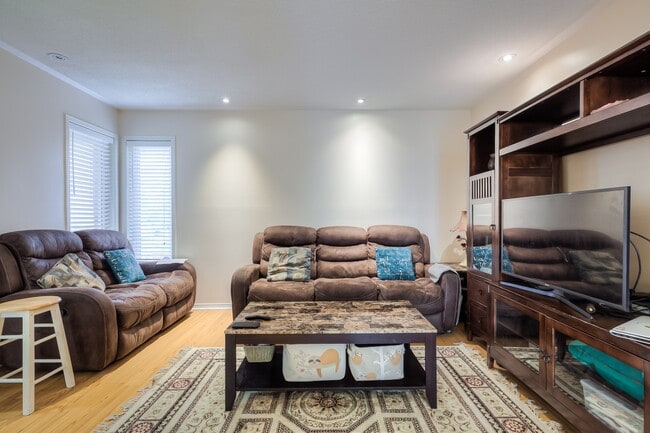 Photo - 2555 Thomas St