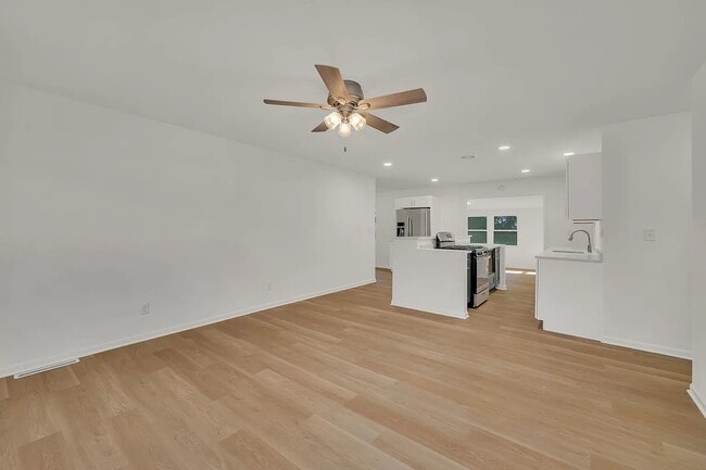 Photo - 403 W James St