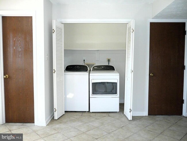 Photo - 255 Waterford Ln