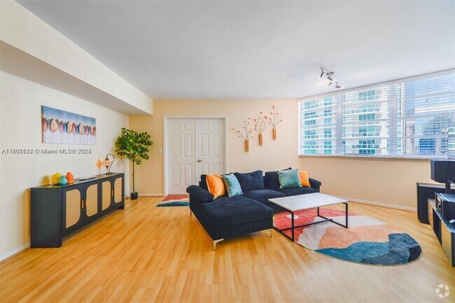 Building Photo - 825 Brickell Bay Dr Unit 2050 Rental