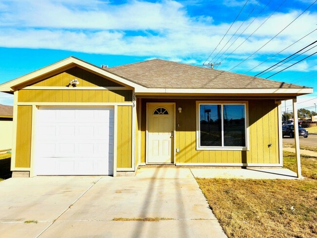 Building Photo - Great 3-bedroom house with a fenced backyard.