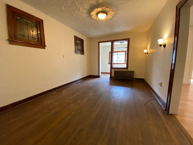 Photo - Stunning Three Bedroom on Bates St! Parkin... Unidad 3135