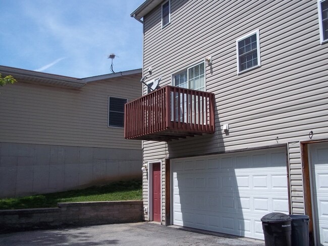 Photo - 696 James St