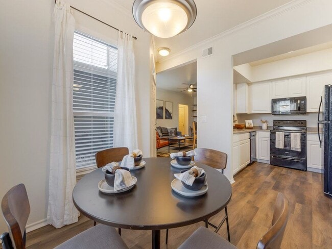 Dining Area at Trailside - Trailside Apartments