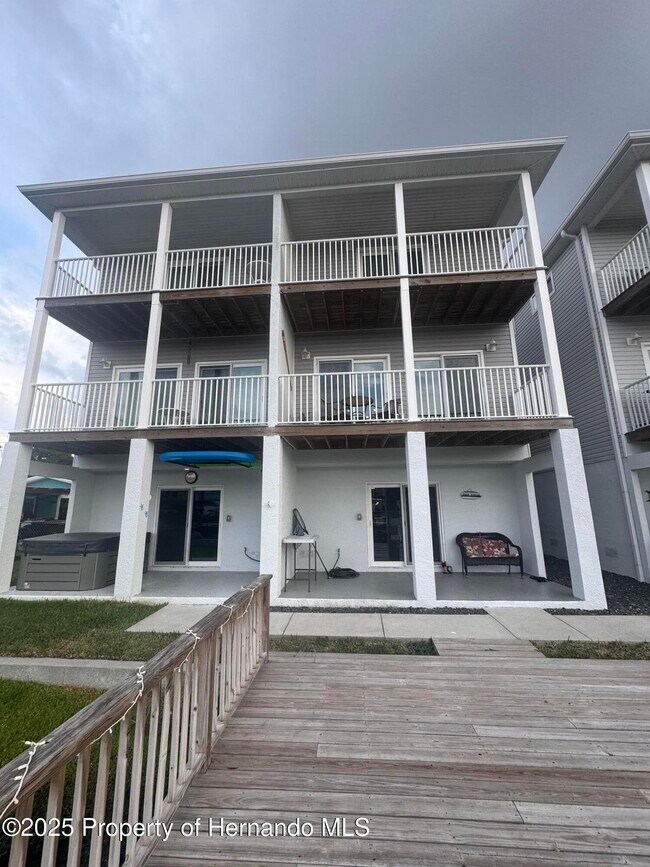 Photo - 6891 Clark St