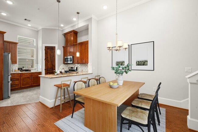 Photo - 2022 Sabine St