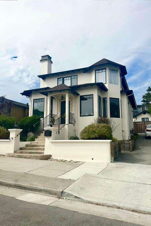 Photo - 725 Laine St