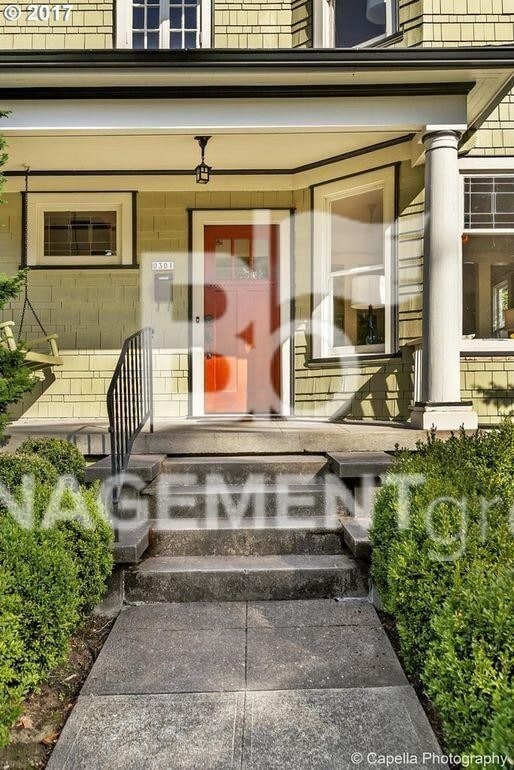 Photo - Johns Landing - Charming Home Near Downtown Portland. Large Gourmet Kitchen!