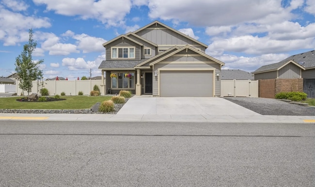 Building Photo - Beautiful Large Home on Corner Lot, Quincy!!