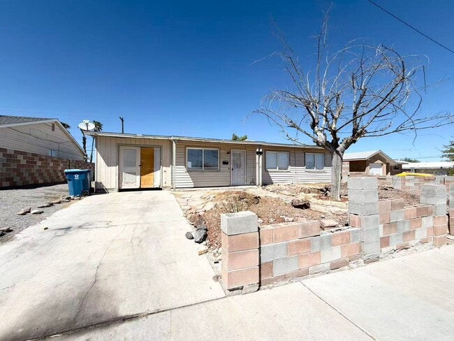 Building Photo - Refreshed Single-Story Home