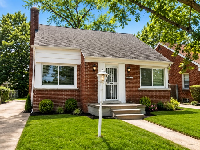 Building Photo - Upgraded Westside Bungalow Section 8 Accepted
