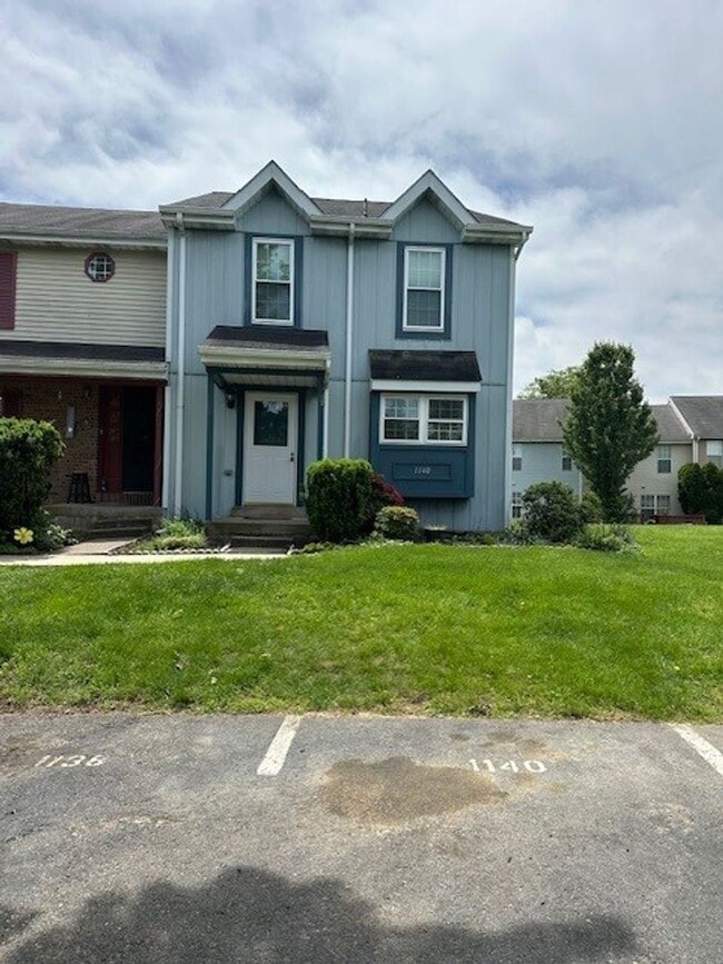 Photo - 1140 Hedgerow Ln House