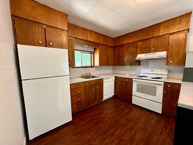 Photo - Cottage Style 1 Bed Home with a Large Yard...