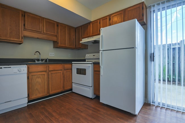 Building Photo - Lexington Commons Rental