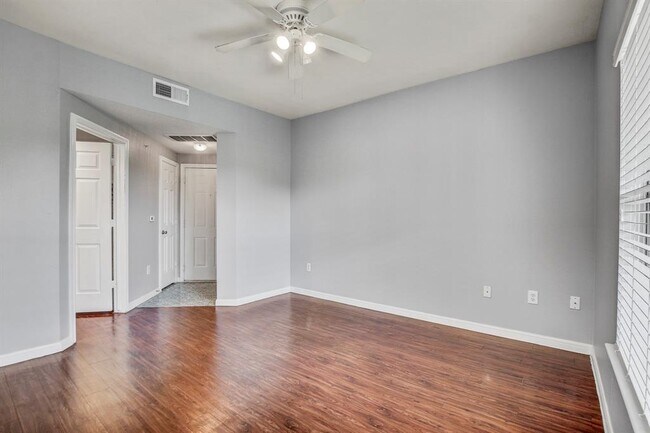 Photo - 2320 Gracy Farms Ln Condo Unit 1024