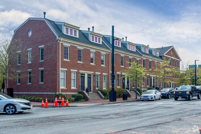 35 Warren Street se encuentra en Boston, MA. - Warren Green Townhomes