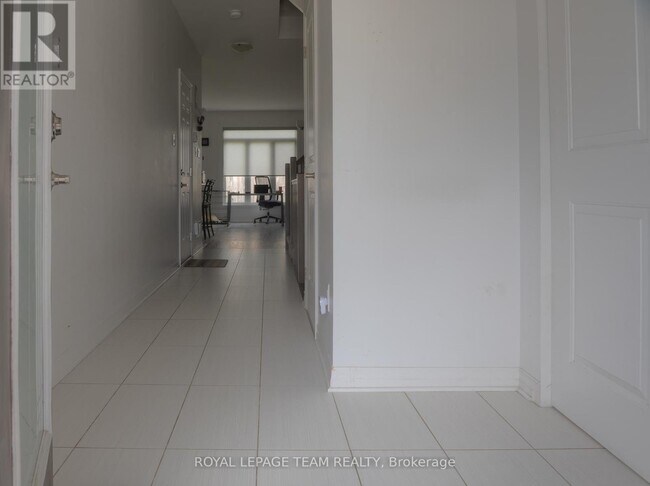 Photo - 174 Hawkshaw Cres