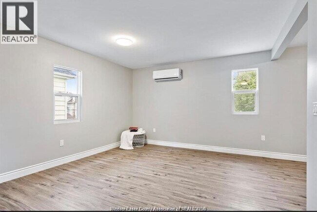 Photo - 746 Dougall Ave