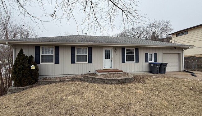 Building Photo - Spacious 4 Bedroom Home + Garage, Fenced Backyard & Bonus Lower Level