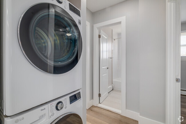2BR, 1BA - 800SF - In Unit Laundry