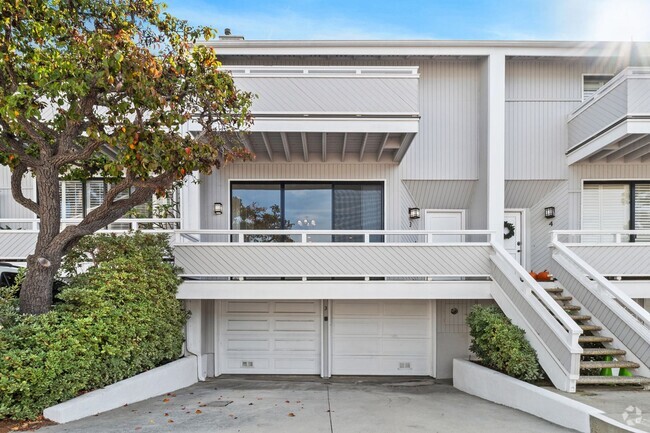 Building Photo - Desirable Newport Beach Home