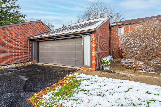 Front of garage - 3052 Lindenwood Dr Condominio Unidad 94