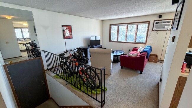 Photo - Spacious 3-Bedroom just off Como Ave! Unidad 1033