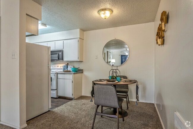 1BR, 1BA - 571 SF A1 - Dining Area