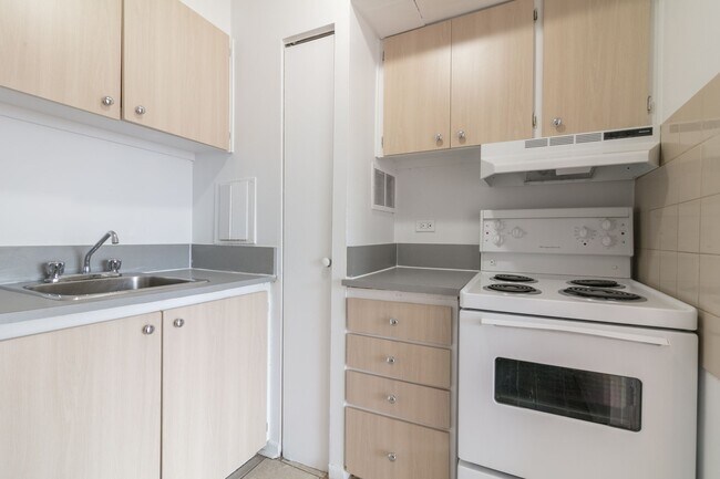 Building Photo - 1975 Maisonneuve Blvd W Unit 2209