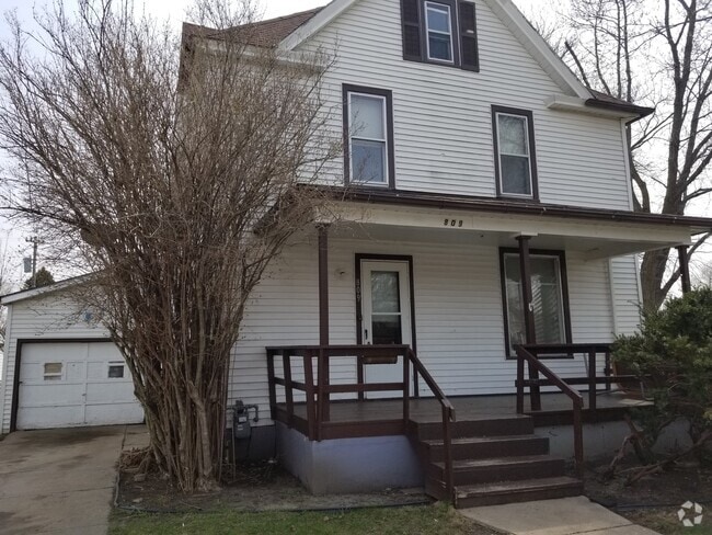 Building Photo - Large 4 bedroom, 2 bath home-Beautiful hom...