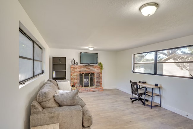 Photo - 916 Ave S SE