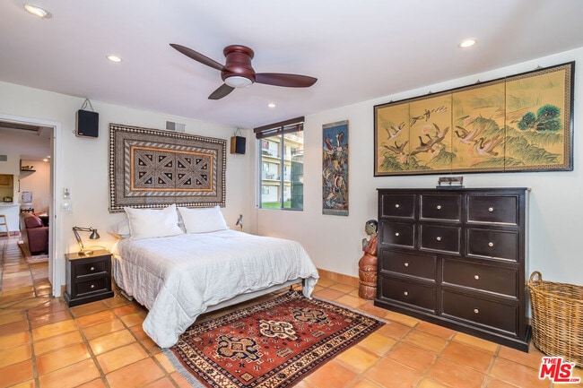 Building Photo - 100 S Doheny Dr Unit 214