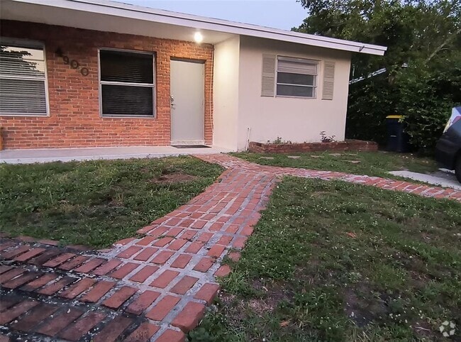 Building Photo - 4900 SW 28th Ter Rental