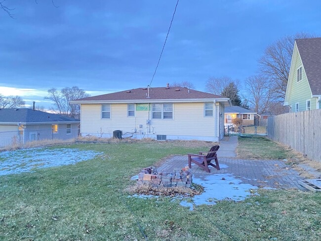 Building Photo - Beautiful 3 bed 1 bath house, over sized driveway, garage and fenced in back yard $1,795