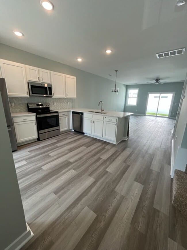 Building Photo - BEAUTIFUL! 2 Bedroom with Flex Space Townh... Rental