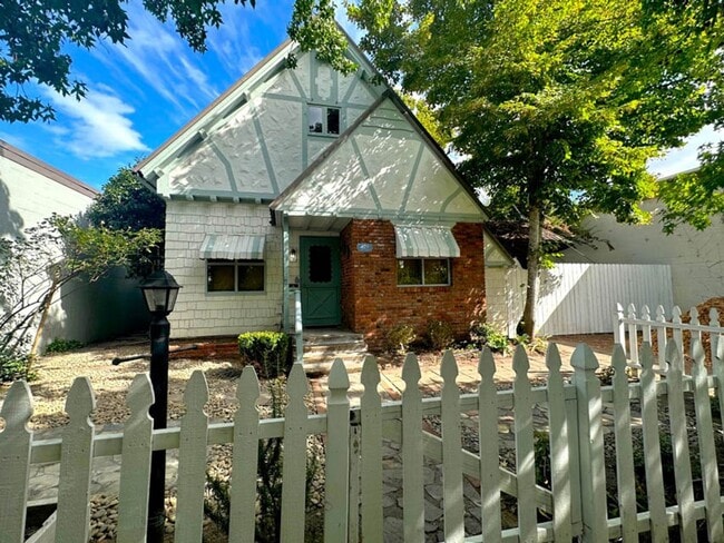 3 bed 1 bath, Month to Month in the middle... - 3 bed 1 bath, Month to Month in the middle... House